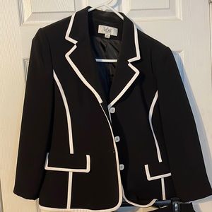 Sharp black and white Le Suit women’s suit